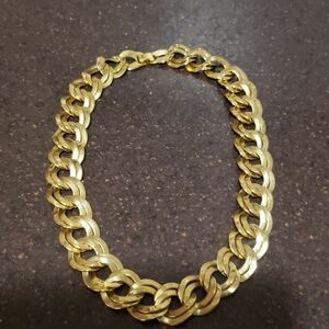 Double circle twist goldtone necklace. 18"